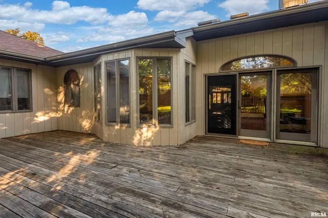 $329,900 | 600 Deer Lake Drive West, Carbondale, IL 62901