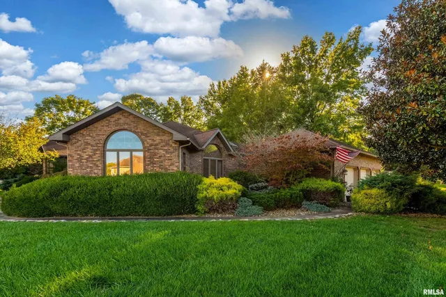 $329,900 | 600 Deer Lake Drive West, Carbondale, IL 62901