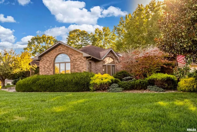 $329,900 | 600 Deer Lake Drive West, Carbondale, IL 62901