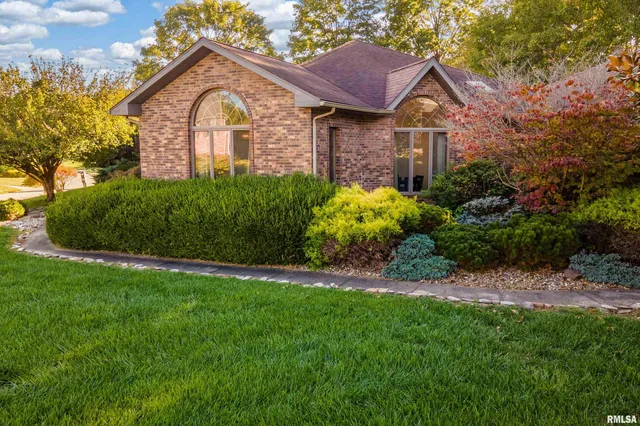 $329,900 | 600 Deer Lake Drive West, Carbondale, IL 62901