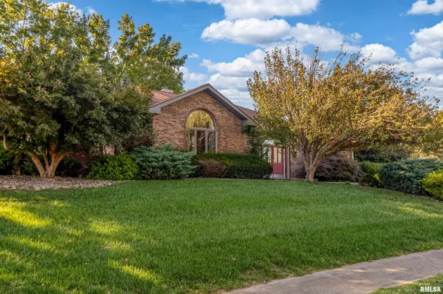 $329,900 | 600 Deer Lake Drive West, Carbondale, IL 62901