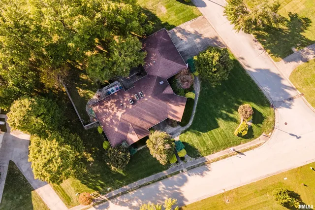 $329,900 | 600 Deer Lake Drive West, Carbondale, IL 62901