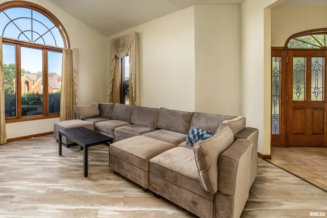 $329,900 | 600 Deer Lake Drive West, Carbondale, IL 62901