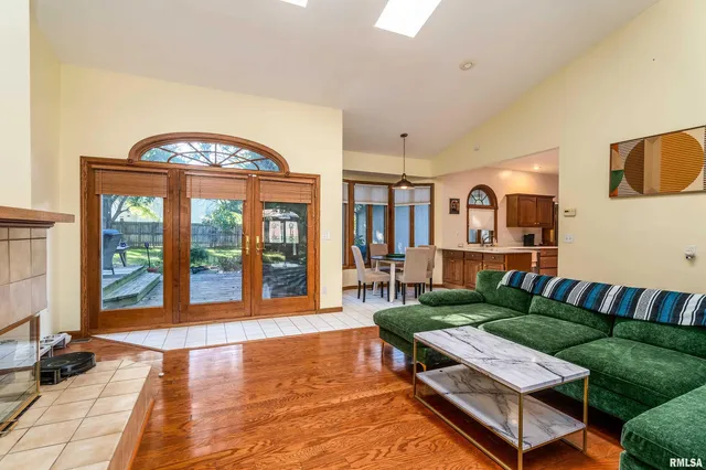 $329,900 | 600 Deer Lake Drive West, Carbondale, IL 62901