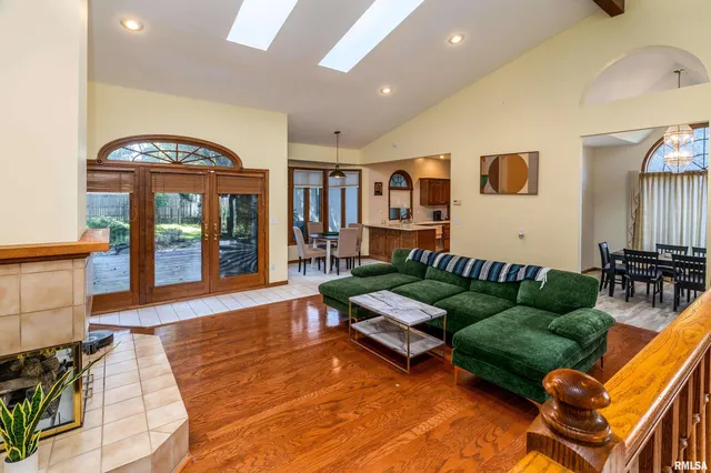 $329,900 | 600 Deer Lake Drive West, Carbondale, IL 62901