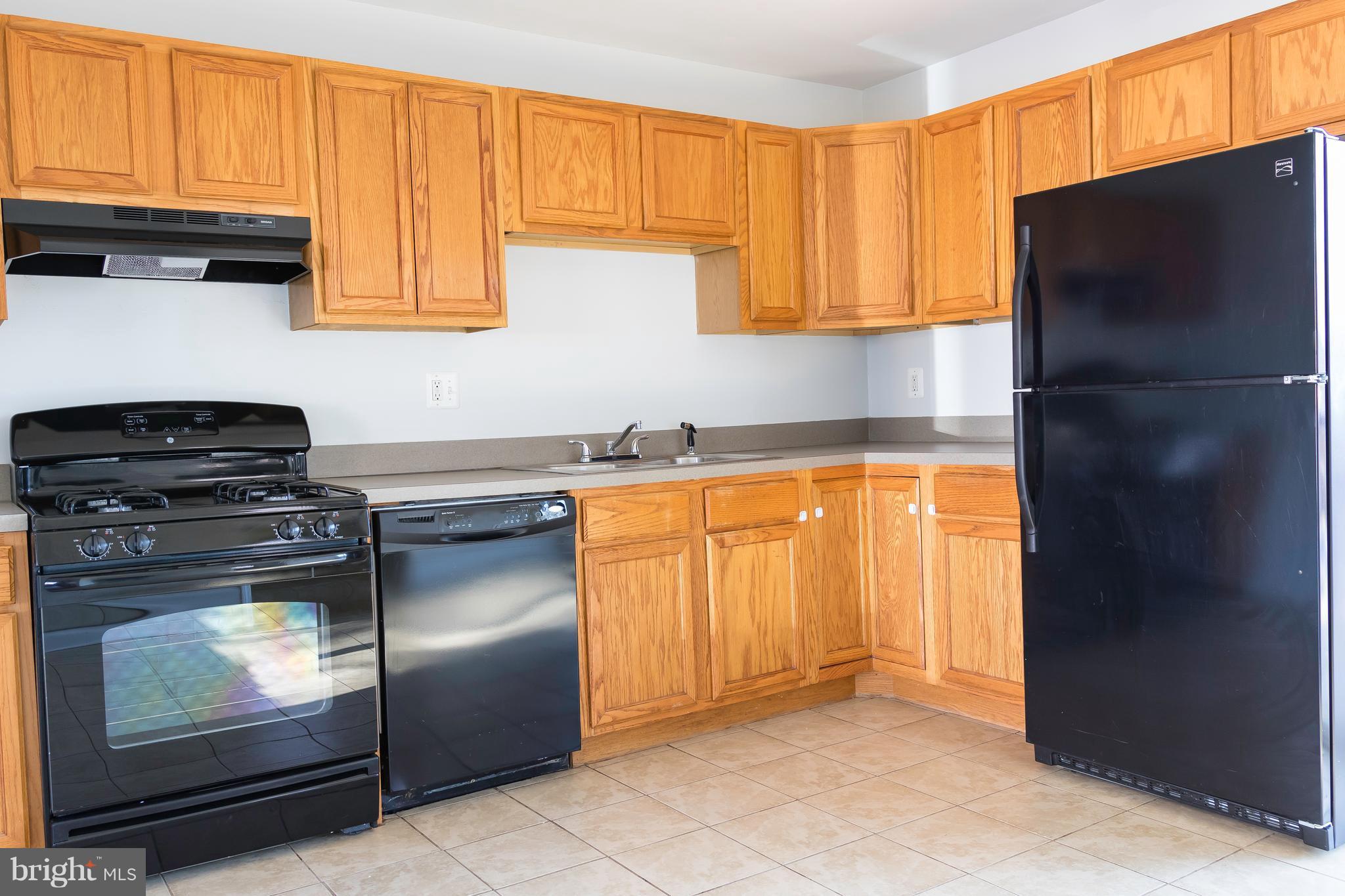 4141 Granby Road Woodbridge, VA 22193 - Photo 7 of 30 a kitchen with a refrigerator and a sink