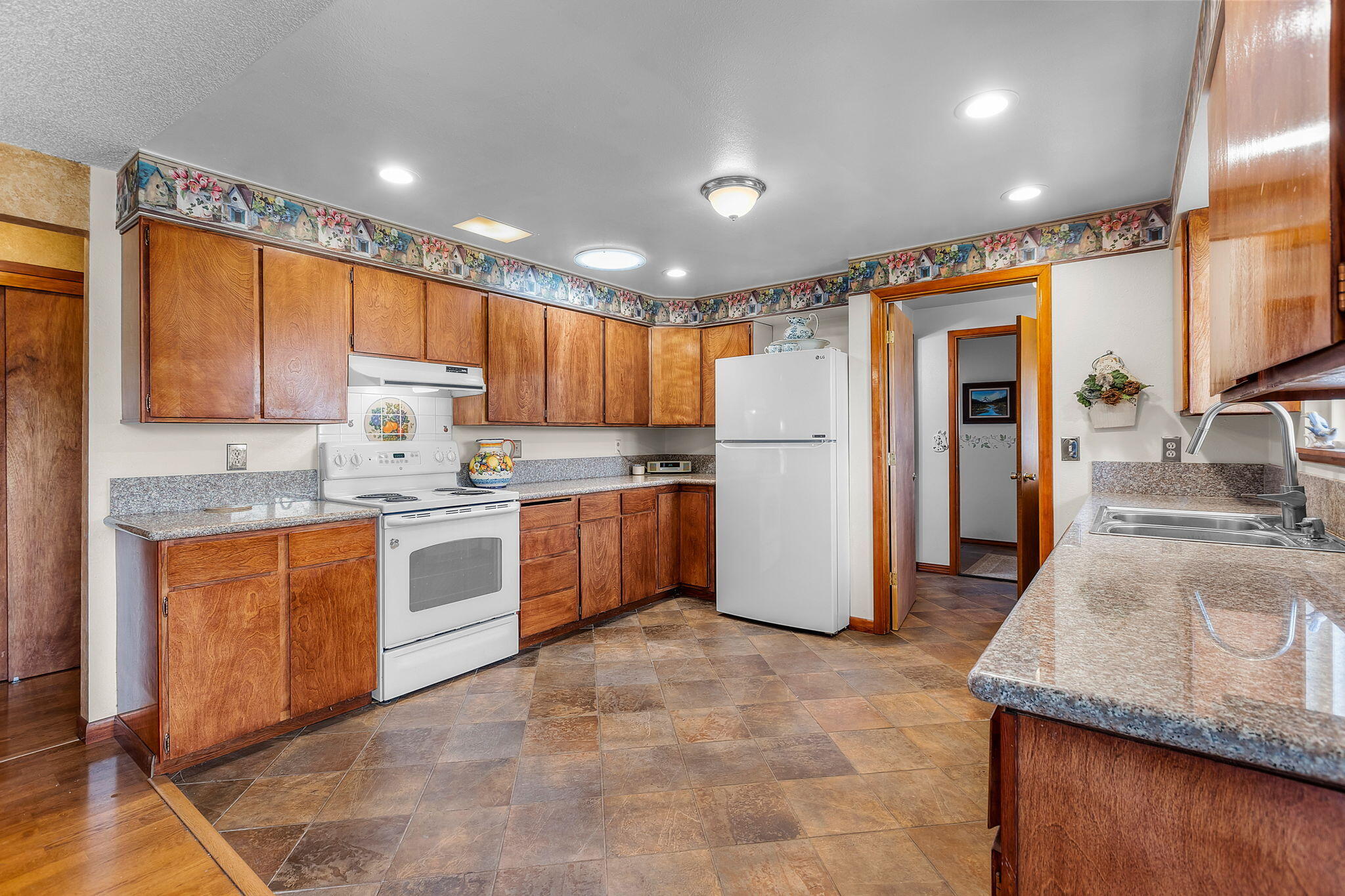 1925 Northwest 53rd Street Redmond, OR 97756 - Photo 15 of 42 2024_11_14_1925_nw_53rd_st_rdm-16