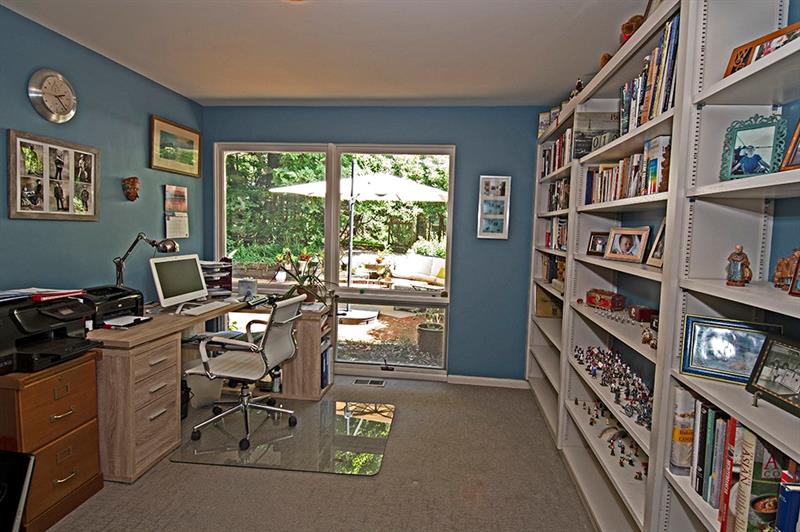 500 Fairview Road Pittsburgh, PA 15238 - Photo 13 of 19 Den has built in shelves
