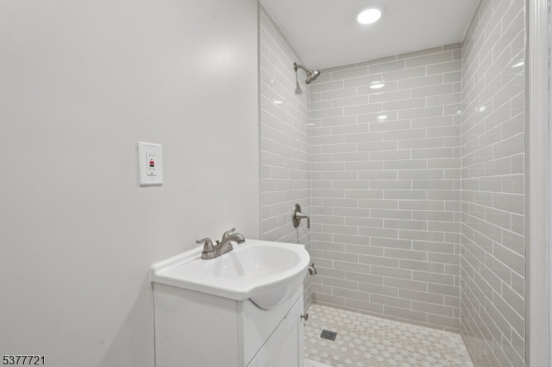 711 Indian Road Wayne, NJ 07470 - Photo 29 of 37