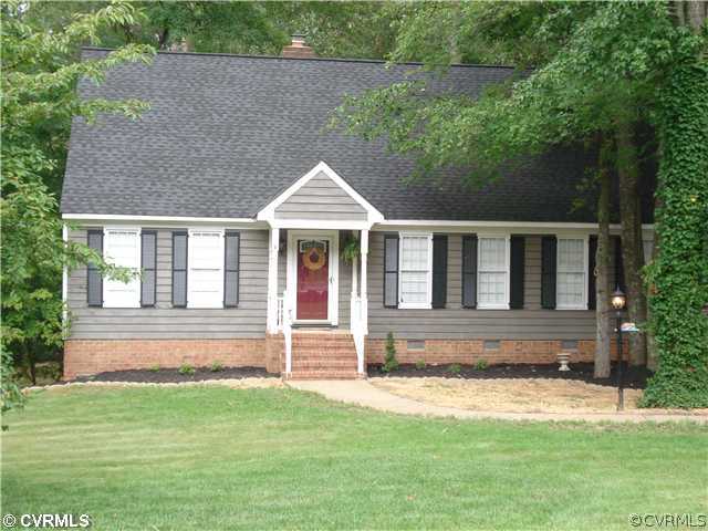 a view of front of a house with a yard