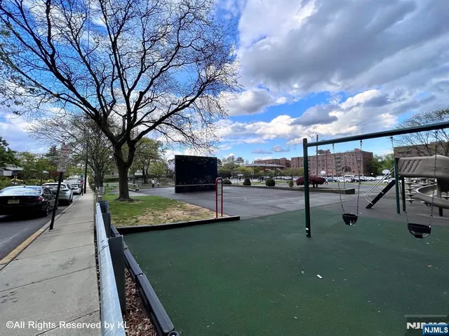 $299,900 | 1 Wall Street, Unit 1F, Fort Lee, NJ 07024