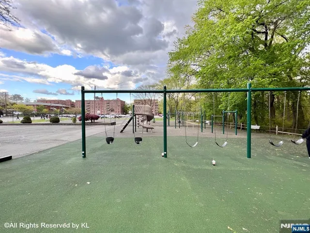 $299,900 | 1 Wall Street, Unit 1F, Fort Lee, NJ 07024