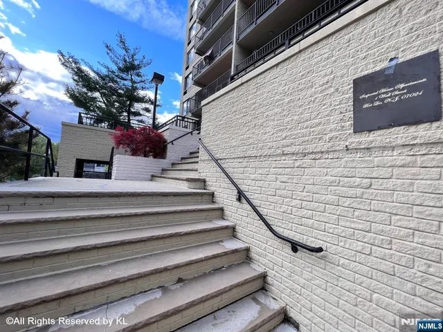 $299,900 | 1 Wall Street, Unit 1F, Fort Lee, NJ 07024