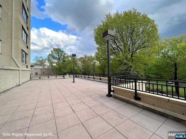 $299,900 | 1 Wall Street, Unit 1F, Fort Lee, NJ 07024