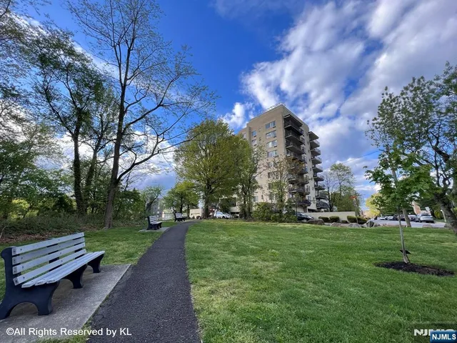 $299,900 | 1 Wall Street, Unit 1F, Fort Lee, NJ 07024