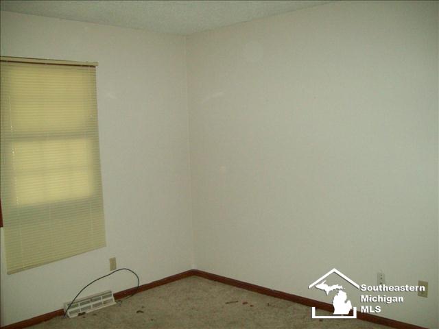 7841 Wiseman Road Lambertville, MI 48144 - Photo 5 of 18 20345590-4.JPG
