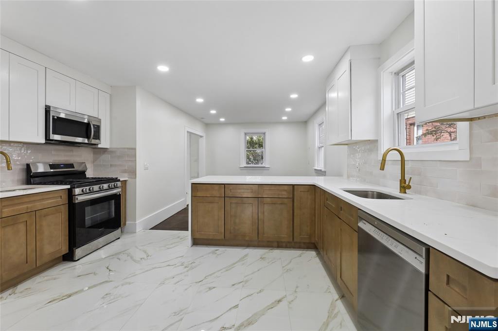 1087 Lambert Road Teaneck, NJ 07666 - Photo 11 of 41