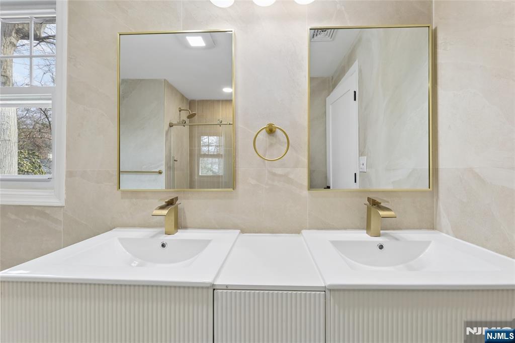 1087 Lambert Road Teaneck, NJ 07666 - Photo 37 of 41