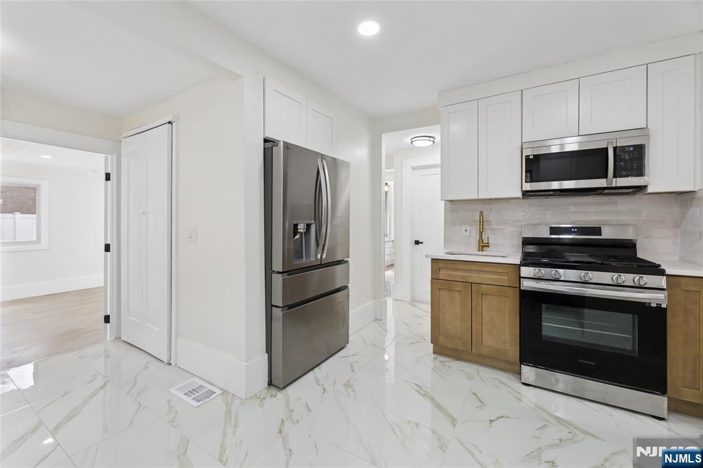 1087 Lambert Road Teaneck, NJ 07666 - Photo 10 of 41