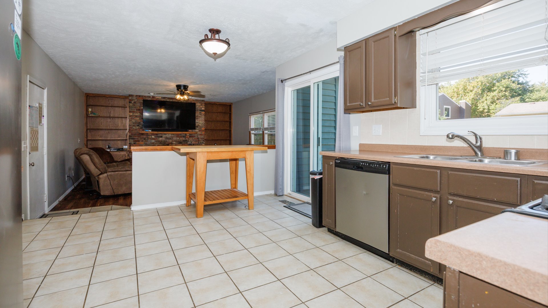 2007 Fallen Oak Road Bloomington, IL 61704 - Photo 20 of 50 a kitchen with stainless steel appliances a sink cabinets and a window