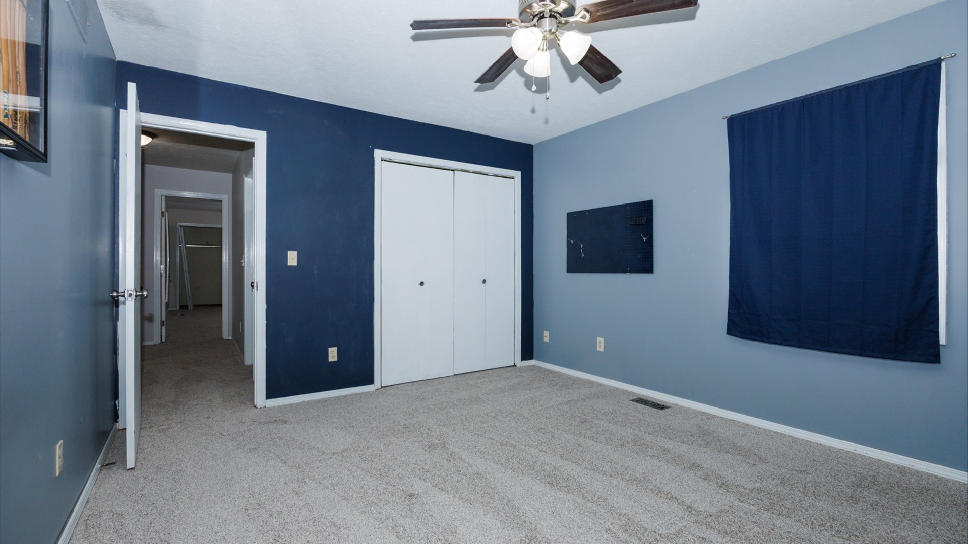 2007 Fallen Oak Road Bloomington, IL 61704 - Photo 29 of 44 a view of a livingroom with a chandelier fan