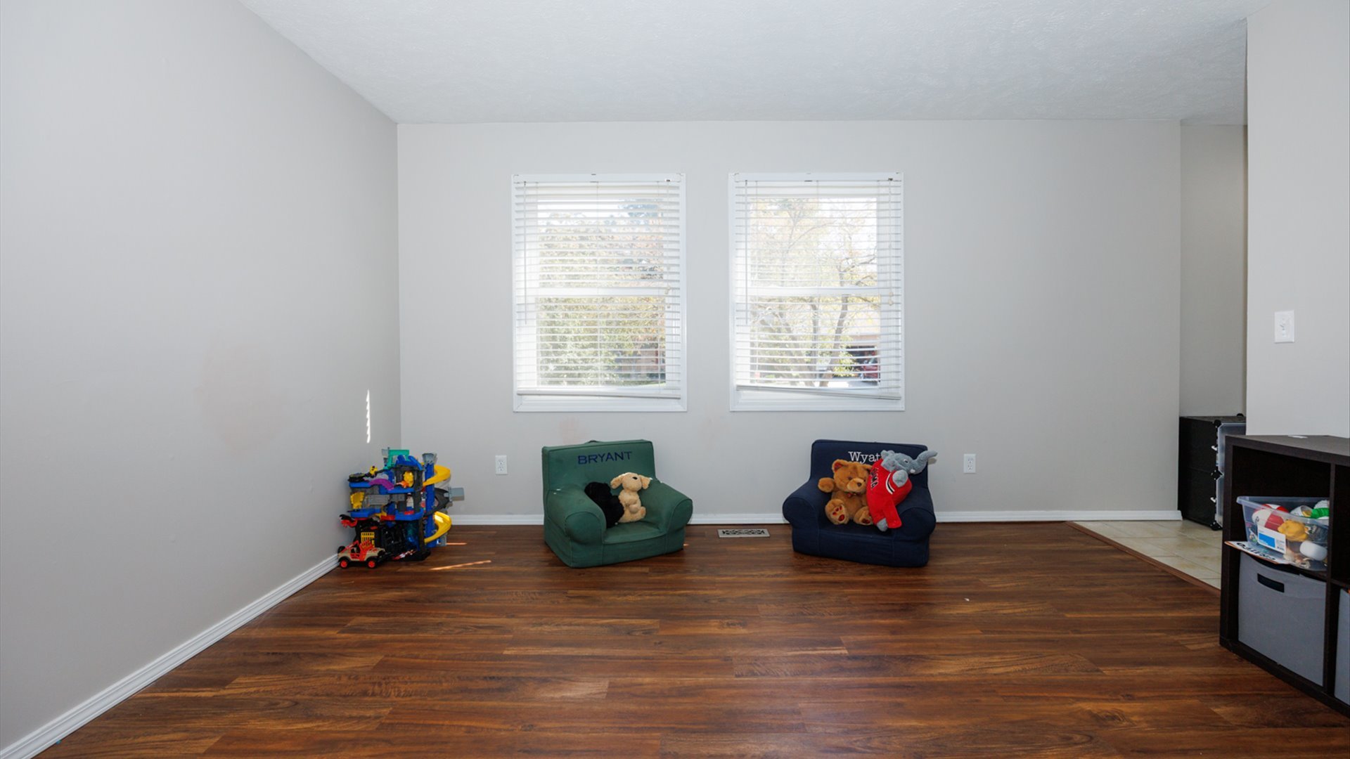2007 Fallen Oak Road Bloomington, IL 61704 - Photo 6 of 50 a living room with furniture and a flat screen tv