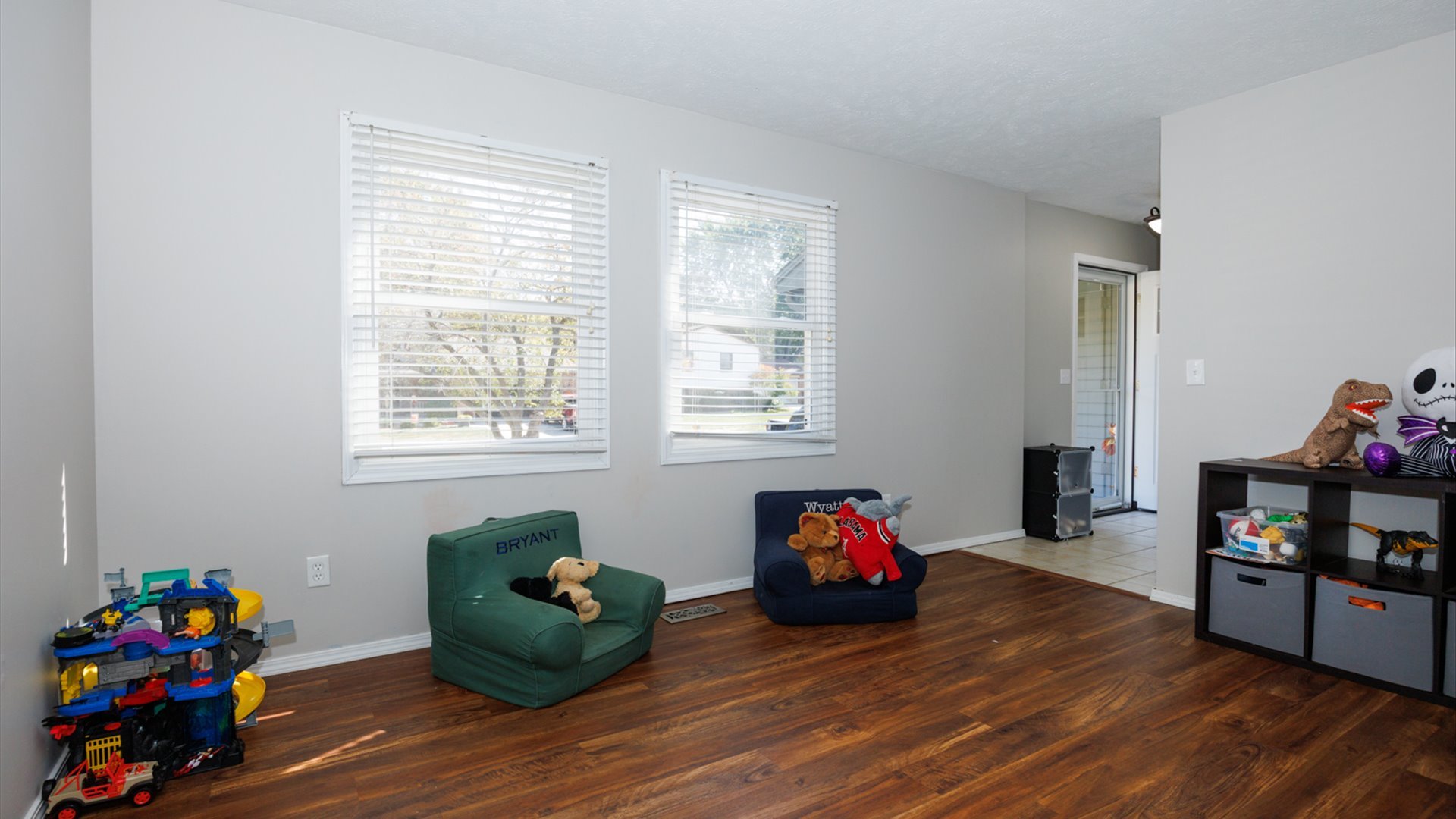 2007 Fallen Oak Road Bloomington, IL 61704 - Photo 7 of 50 a living room with furniture and a wooden floor