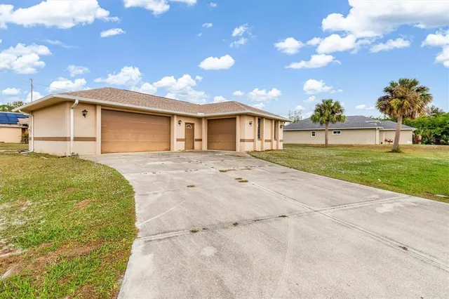 a view of a house with a yard