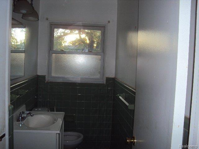 20524 Rutherford Street Detroit, MI 48235 - Photo 9 of 18 FHA Case # 261-938399 - Bathroom
