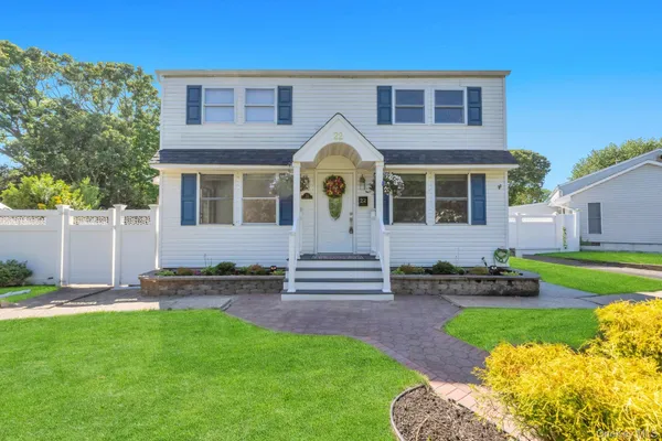 $674,999 | 22 Wagon Lane East, Centereach, NY 11720