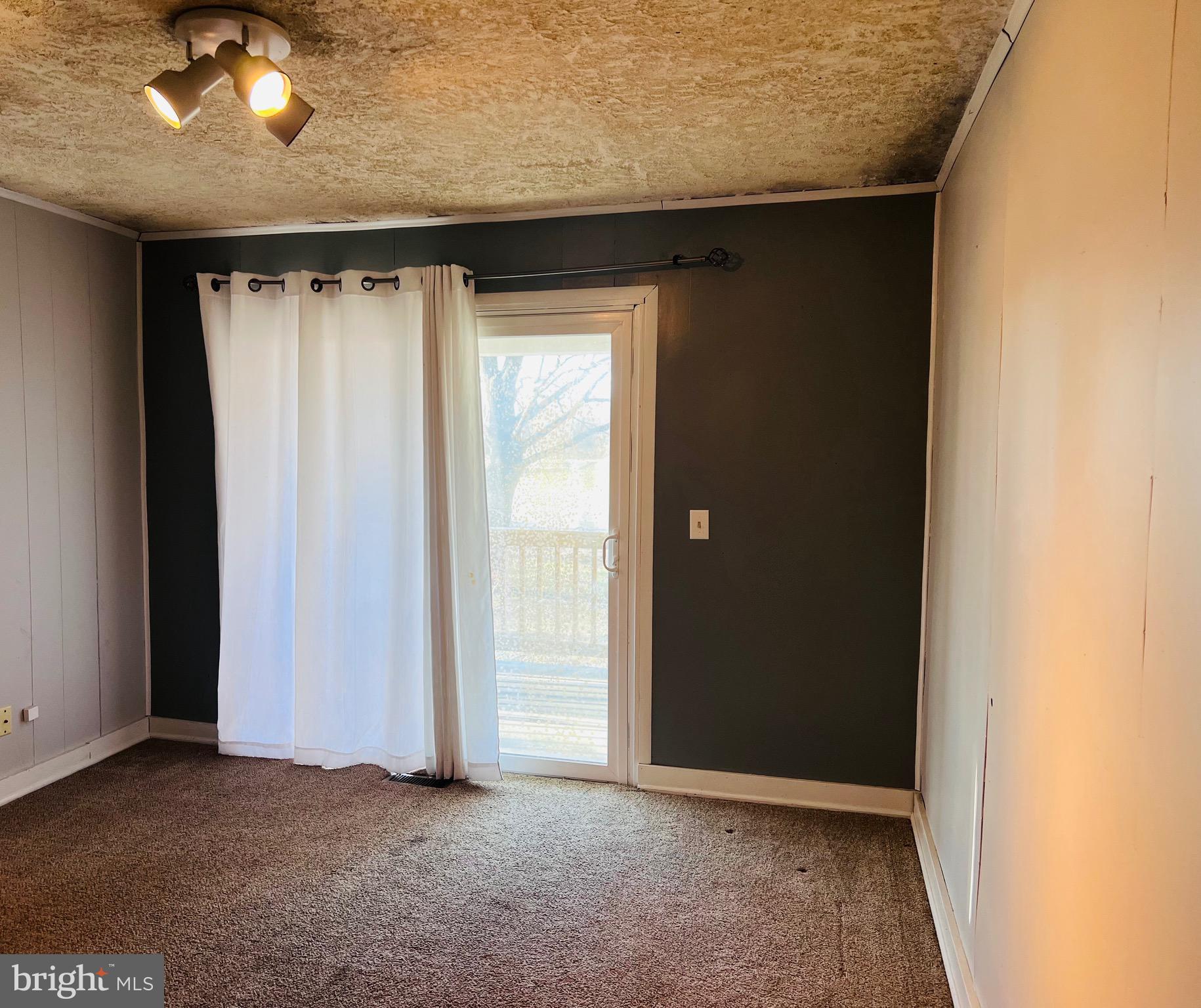 320 Cedar Avenue Colonial Beach, VA 22443 - Photo 14 of 47 an empty room with a mirror