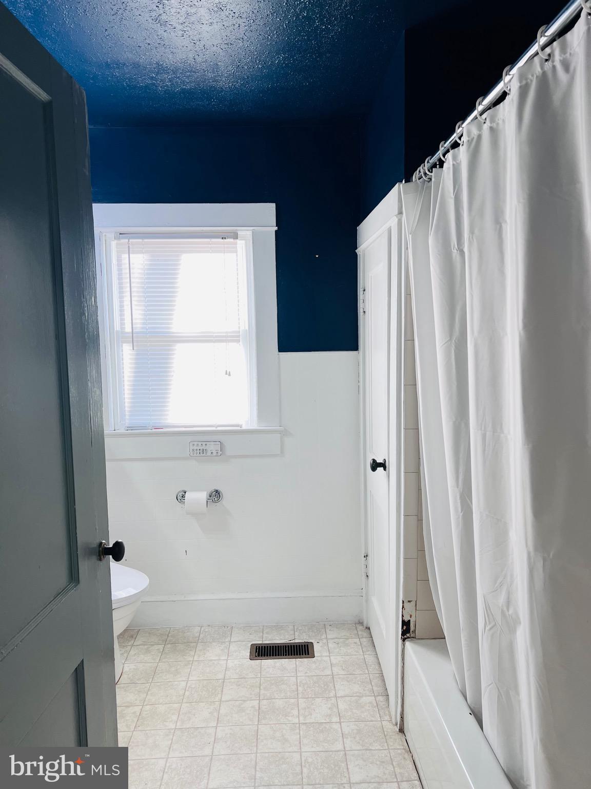 320 Cedar Avenue Colonial Beach, VA 22443 - Photo 18 of 47 a bathroom with a bathtub