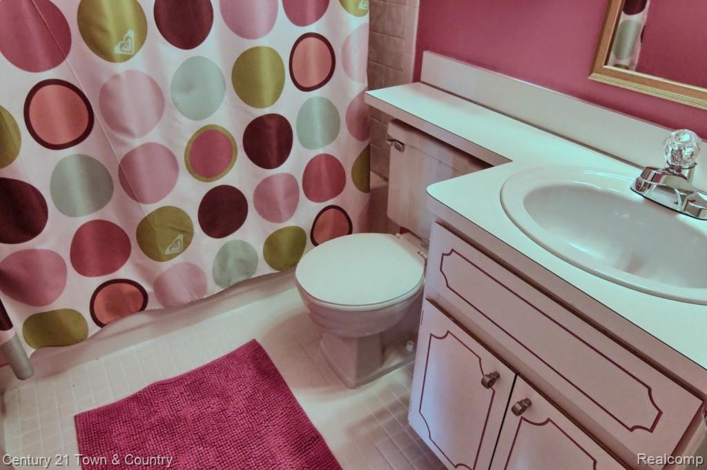 115 Manor Way, Unit 11 Rochester, MI 48309 - Photo 20 of 23 Bathroom.jpg