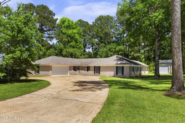 $299,999 | 125 Lakeview Drive, Canton, MS 39046