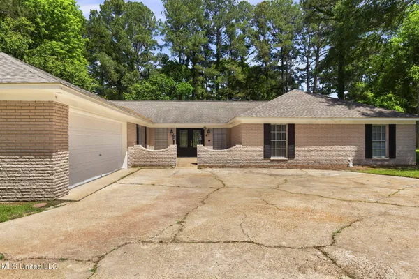 $299,999 | 125 Lakeview Drive, Canton, MS 39046