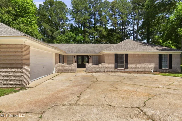 $299,999 | 125 Lakeview Drive, Canton, MS 39046