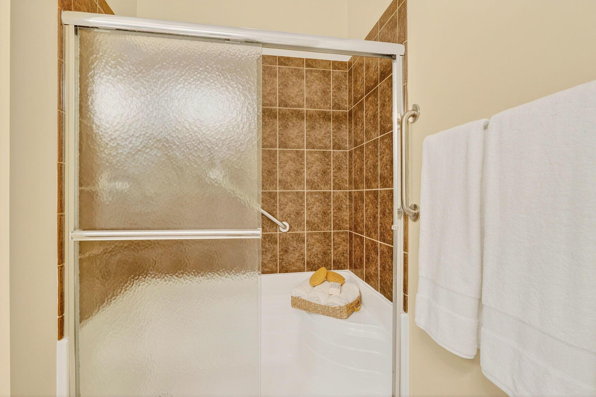 6931 Rothwell Street New Albany, OH 43054 - Photo 35 of 58 Step in shower with seat