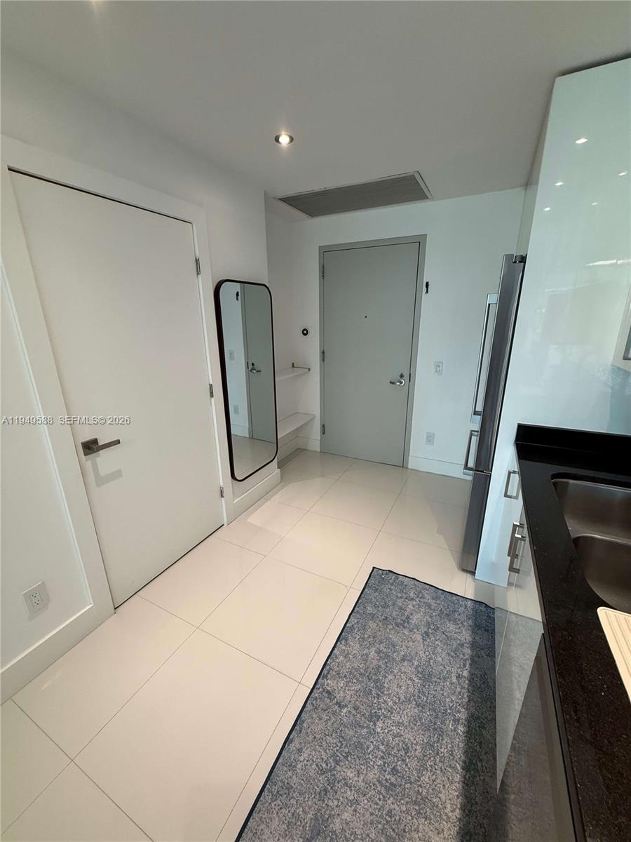 60 Southwest 13th Street, Unit 3808 Miami, FL 33130 - Photo 4 of 38 a view of a garage