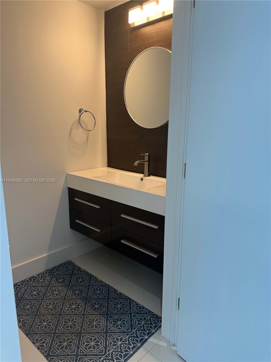 60 Southwest 13th Street, Unit 3808 Miami, FL 33130 - Photo 7 of 38 a room with a mirror and a rug