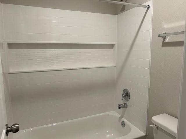 946 Luke Darrell Drive Rosharon, TX 77583 - Photo 15 of 22 a bathroom with a bathtub
