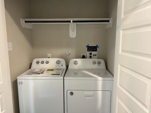 946 Luke Darrell Drive Rosharon, TX 77583 - Photo 16 of 22 a utility room with dryer and washer
