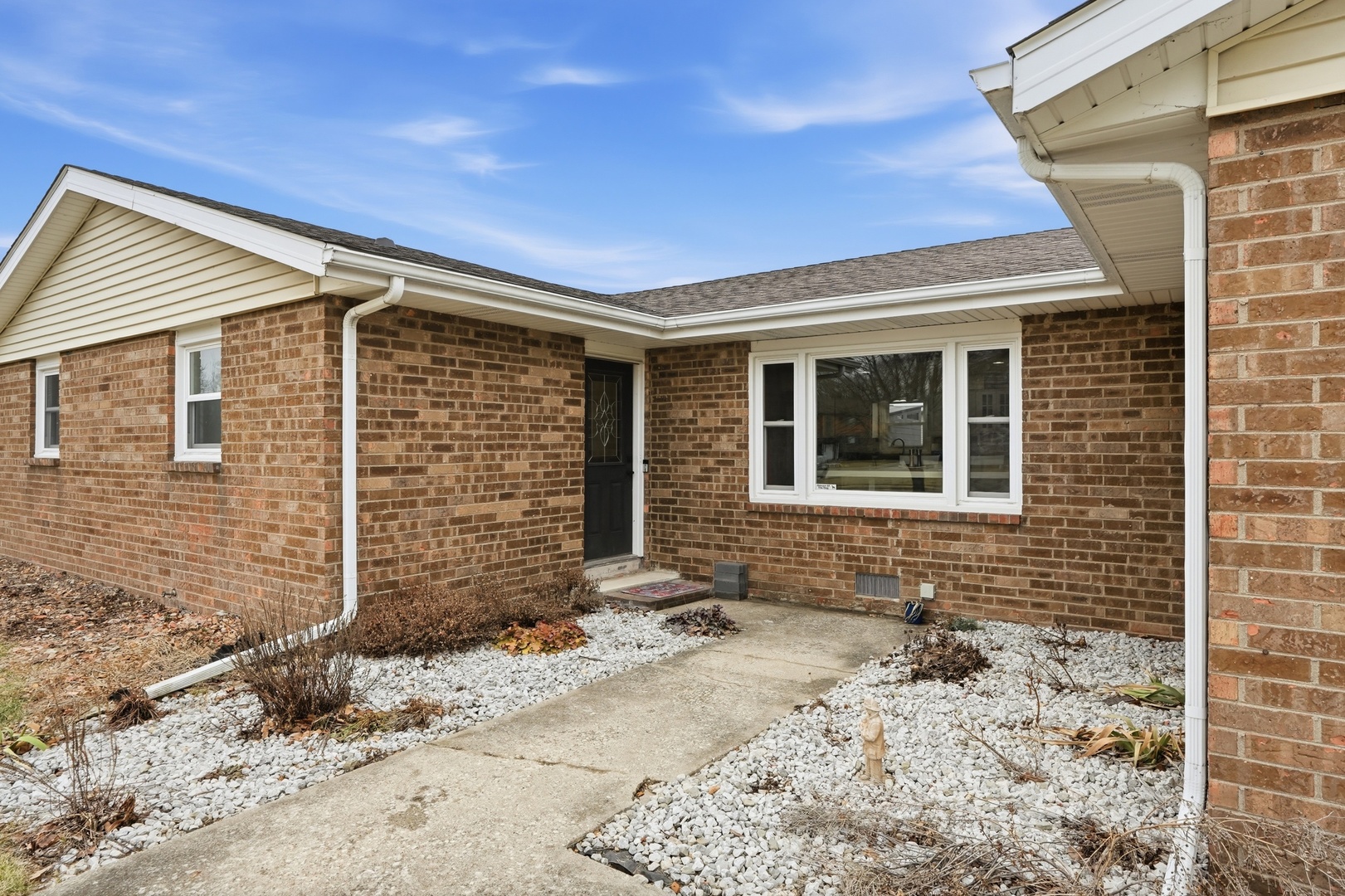 385 South Walnut Street Manteno, IL 60950 - Photo 18 of 27 a front view of a house