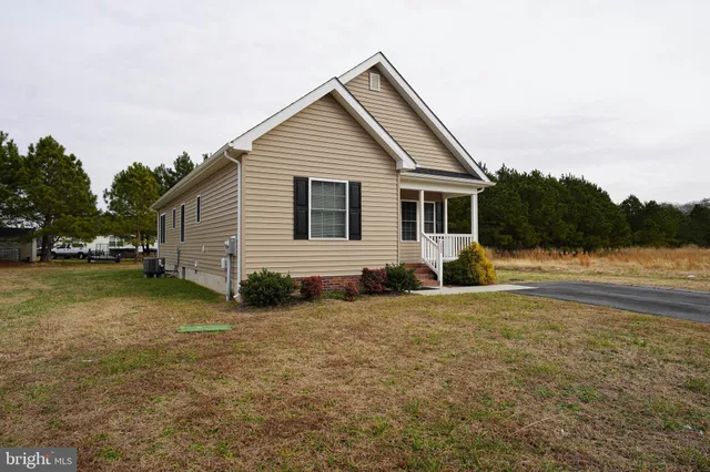 a view of a house with backyard and trees