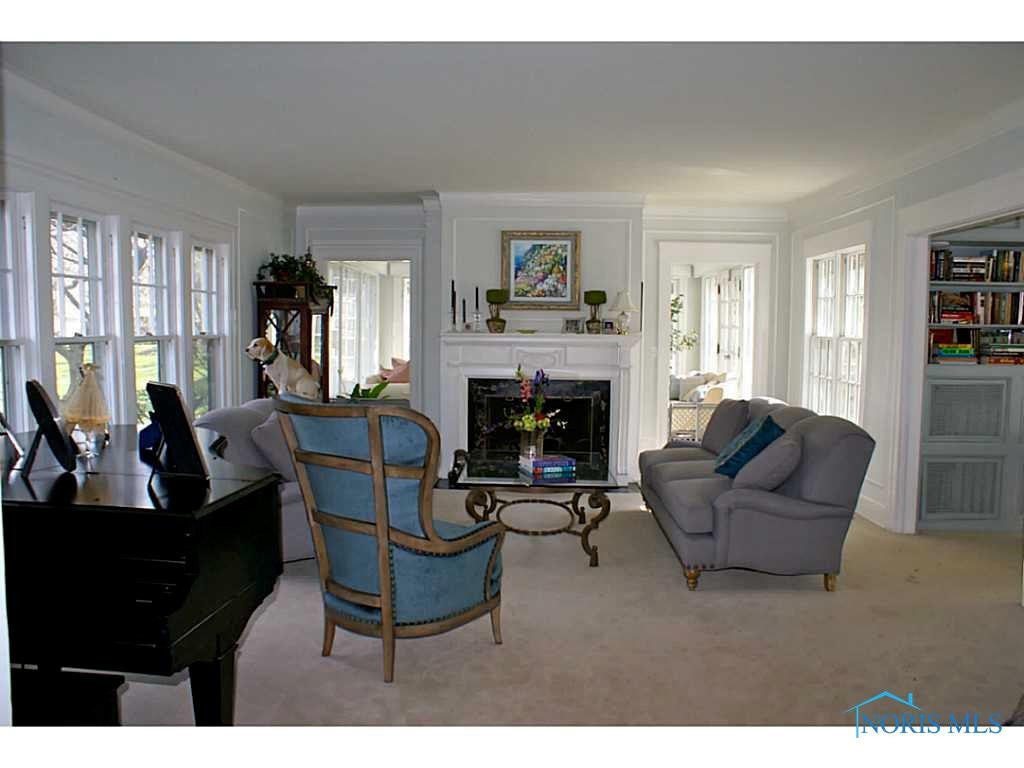 3735 Edgevale Road Toledo, OH 43606 - Photo 7 of 20 Living Room.