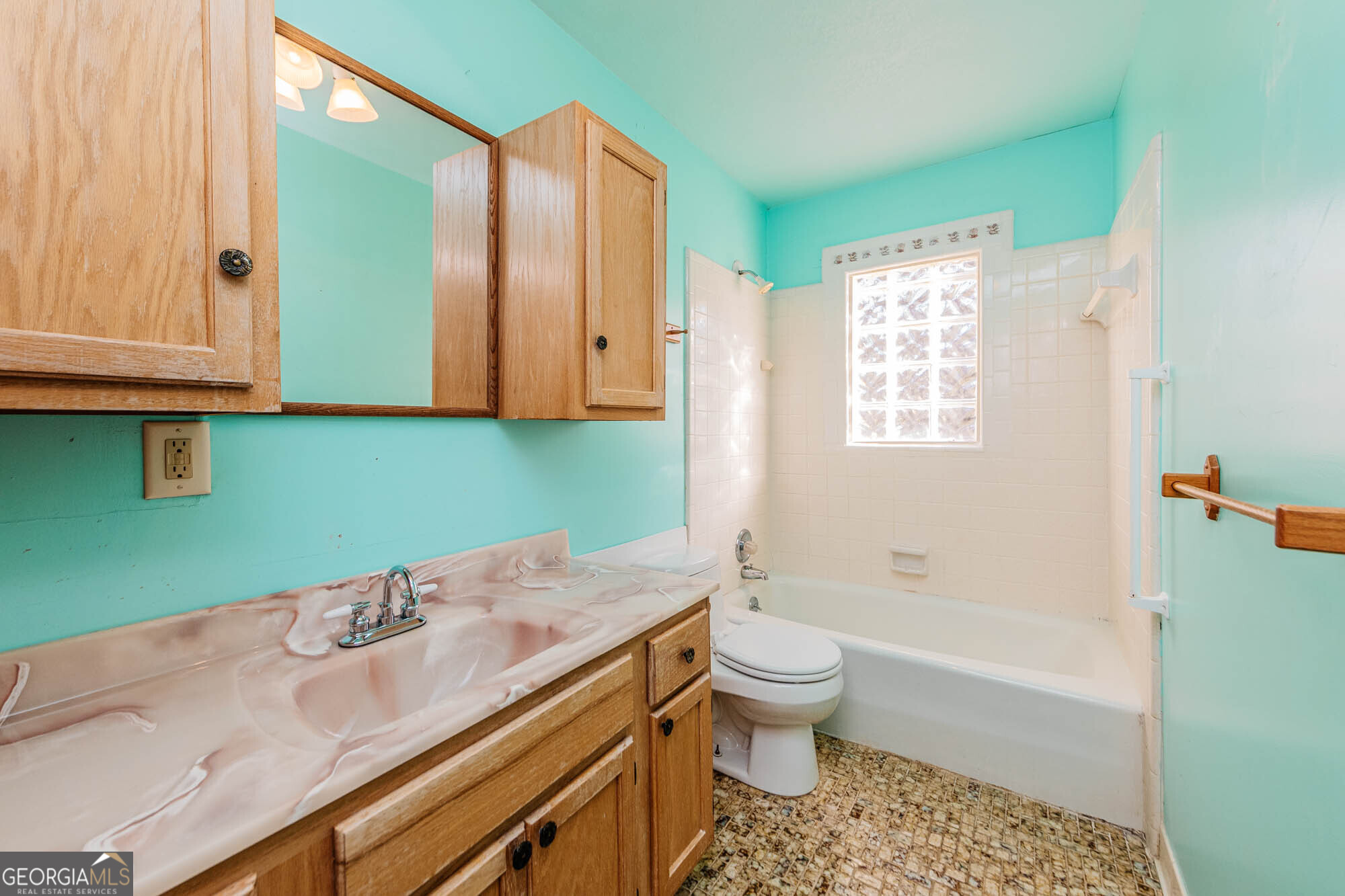 202 Brantley Road Warner Robins, GA 31093 - Photo 11 of 52 a bathroom with a sink a toilet and a bathtub