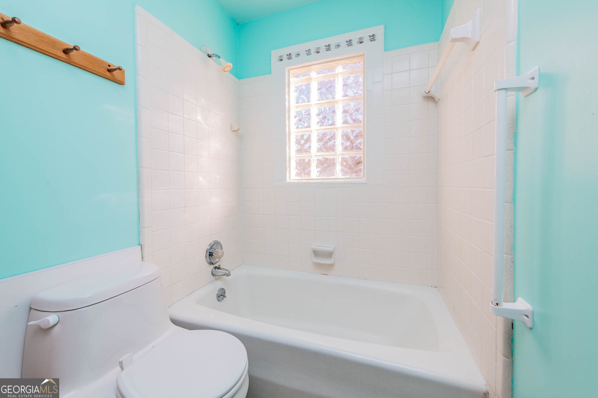 202 Brantley Road Warner Robins, GA 31093 - Photo 12 of 52 a bathroom with a toilet and a bathtub