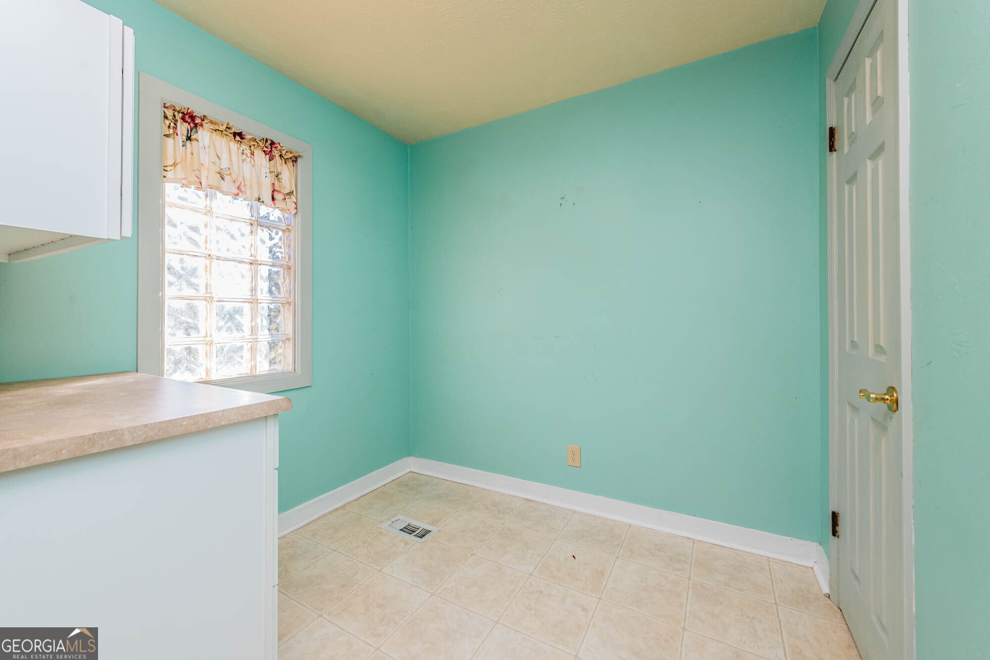 202 Brantley Road Warner Robins, GA 31093 - Photo 18 of 52 a small space with a window and a fan