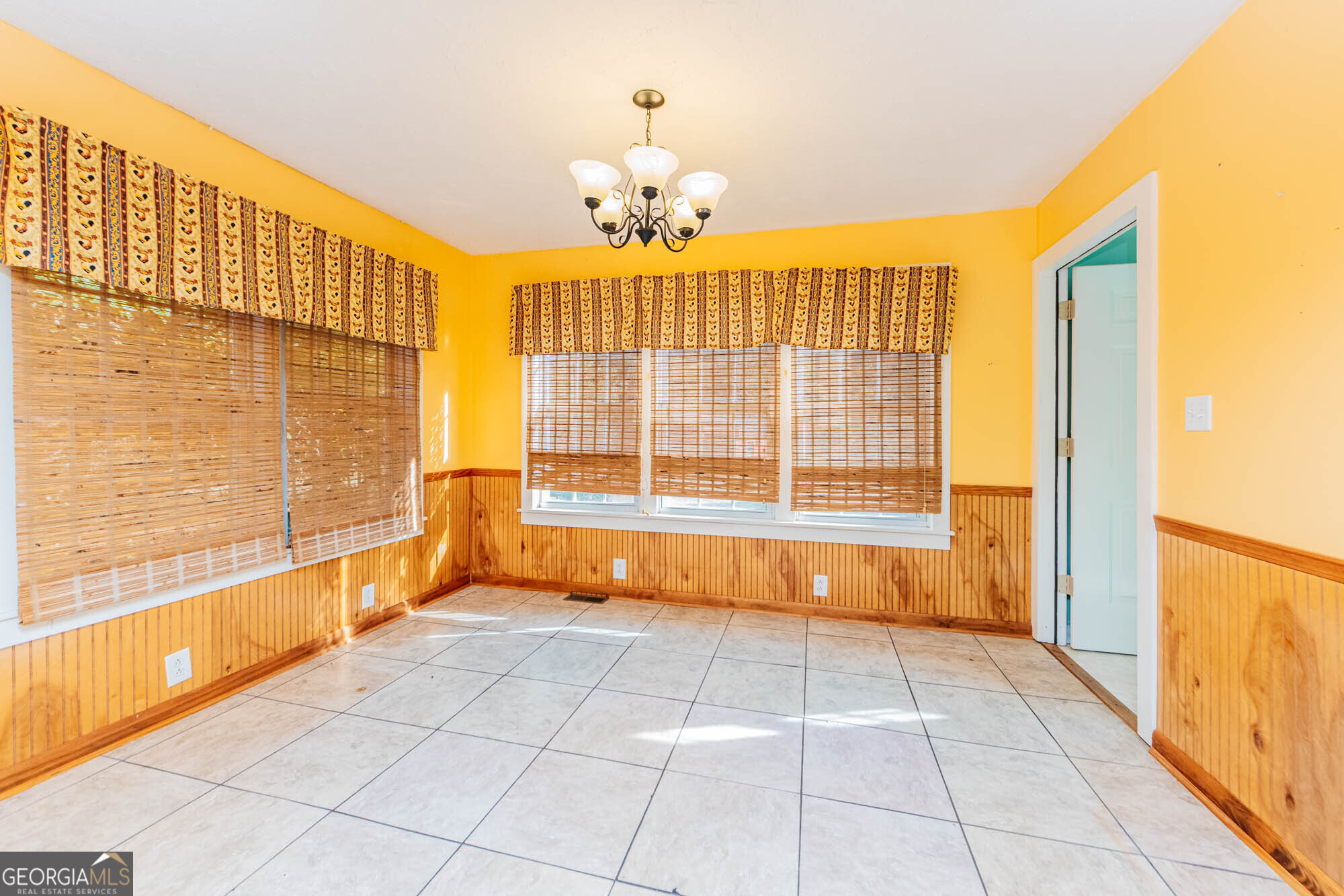 202 Brantley Road Warner Robins, GA 31093 - Photo 30 of 52 a view of an entryway with a chandelier