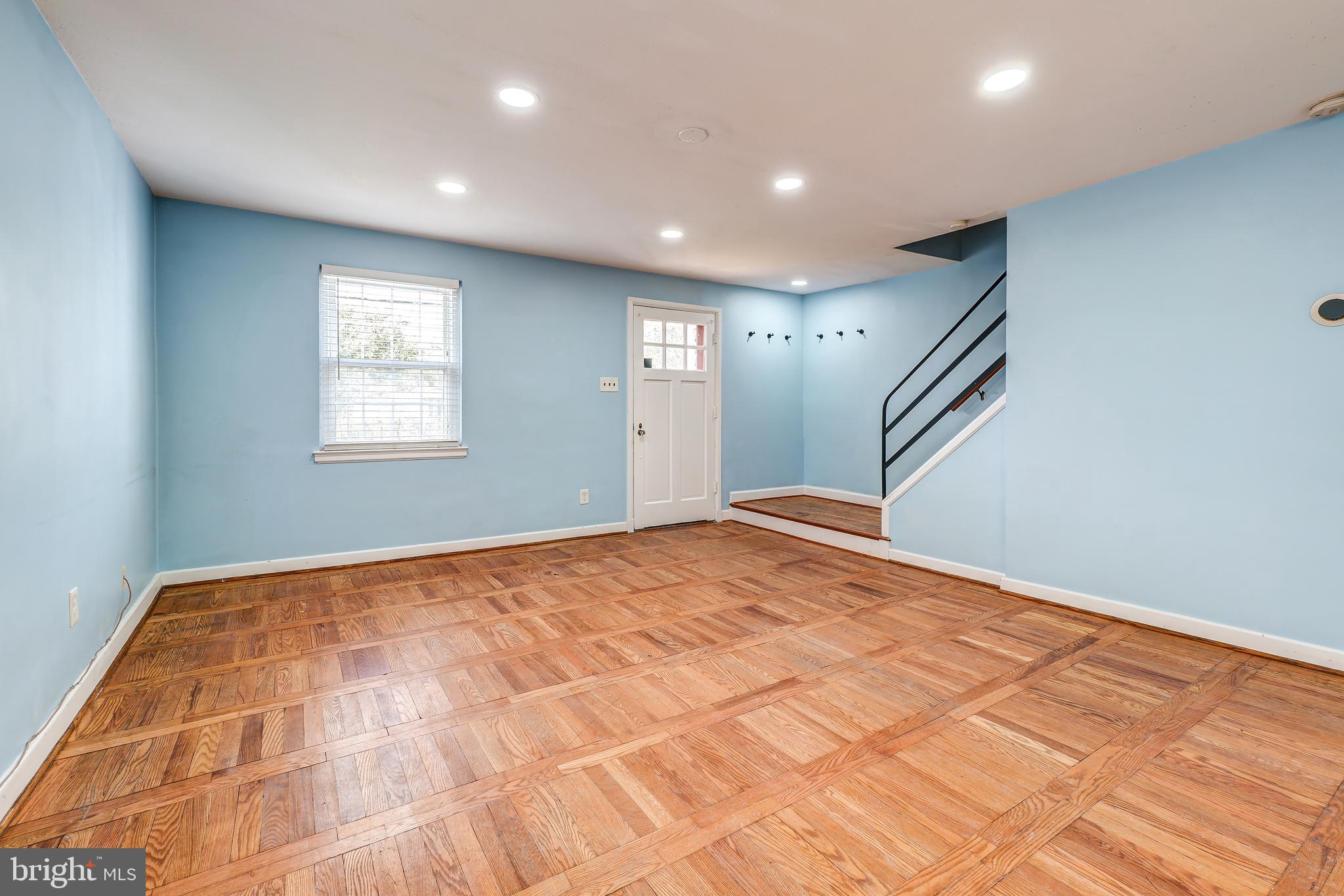 849 South Glebe Road Arlington, VA 22204 - Photo 3 of 38 Living room with hardwood floors