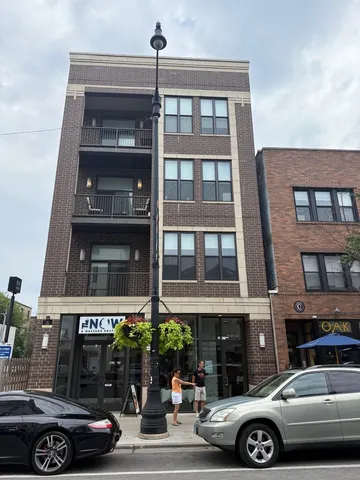 $3,490 | 3122 North Broadway, Unit 305, Chicago, IL 60657
